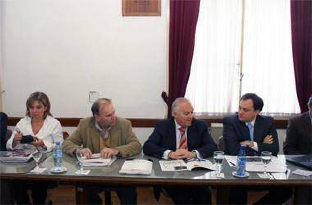 Ley de Hidrocarburos: el ministro Ferr� concurri� al Senado bonarense