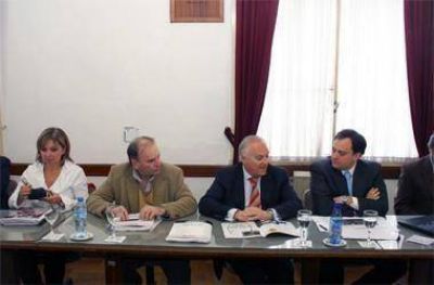 Ley de Hidrocarburos: el ministro Ferr� concurri� al Senado bonarense