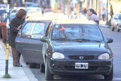 Choferes de taxis cuestionan haber fijado cuatro meses antes de la temporada la nueva tarifa