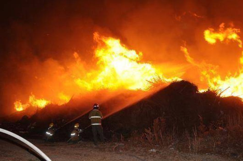 Villa Carlos Paz: Bomberos combat�an anoche voraz incendio en el basural municipal