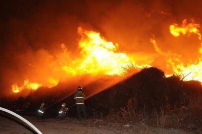 Villa Carlos Paz: Bomberos combat�an anoche voraz incendio en el basural municipal