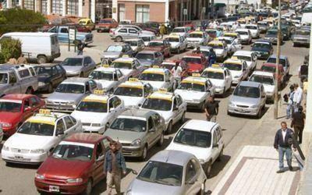 Taxistas se declararon en alerta en pedido de incremento tarifario