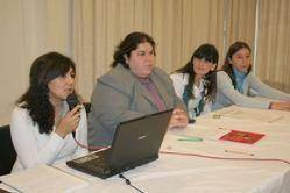 Primer Encuentro sobre �Derechos de los Ni�os� un Compromiso de Todos� Se realiz� con masiva participaci�n de docentes y asistentes sociales 
