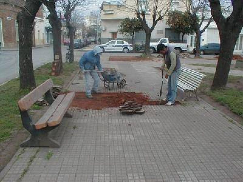 Plaza Rivadavia: Recomponen vereda perimetral y diagonales