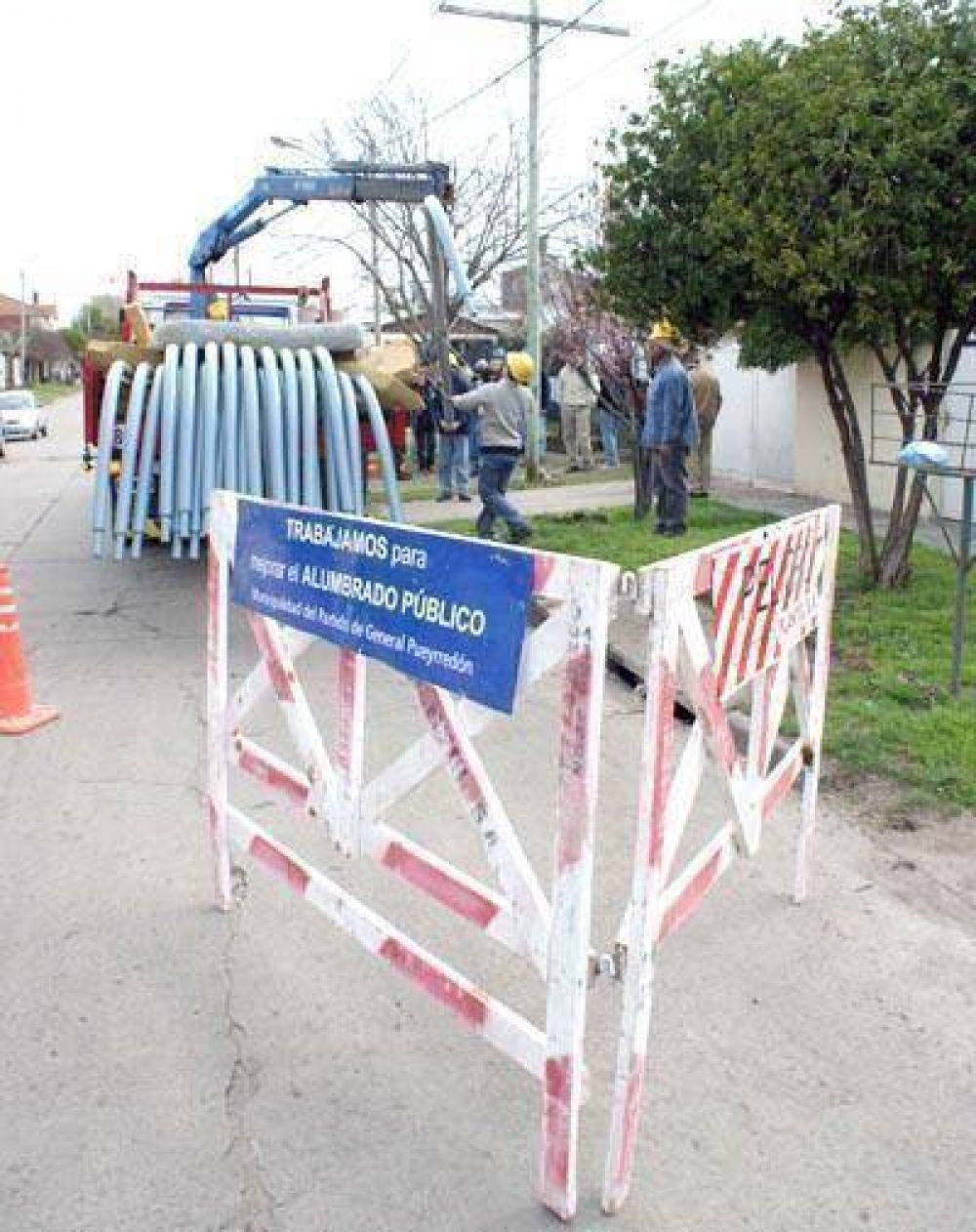 Instalan m�s de 500 columnas de alumbrado especial en Las Avenidas