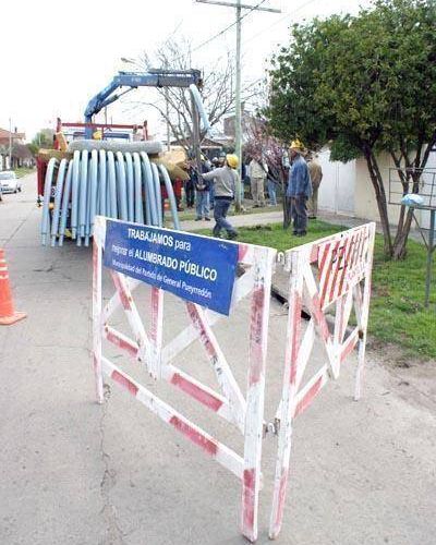Instalan m�s de 500 columnas de alumbrado especial en Las Avenidas