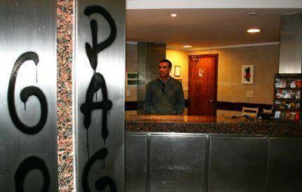 Trabajadores del Gran Hotel Mar del Plata ven peligrar su fuente laboral ante la toma del lugar por parte de sus pares camioneros