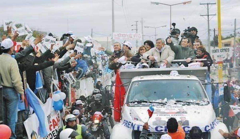 Una multitud reuni� la gigantesca caravana de Zamora e Infante 