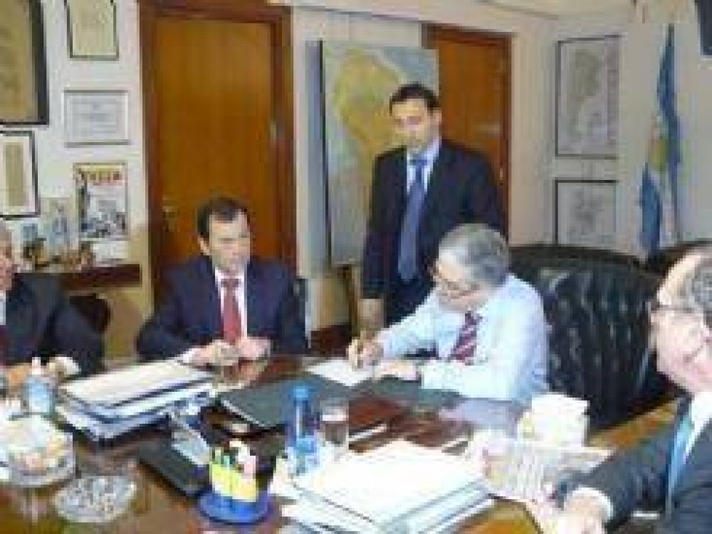 Zamora y De Vido firman acuerdos para infraestructuras por $400 millones