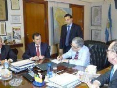Zamora y De Vido firman acuerdos para infraestructuras por $400 millones