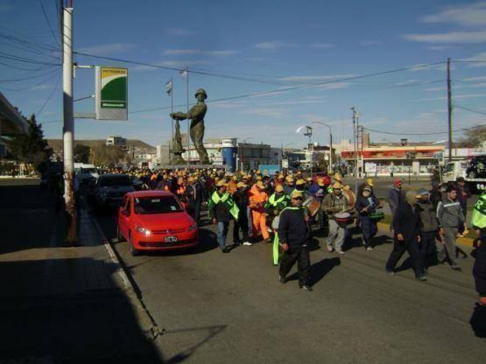 Obreros de la UOCRA marcharon en Caleta Olivia 