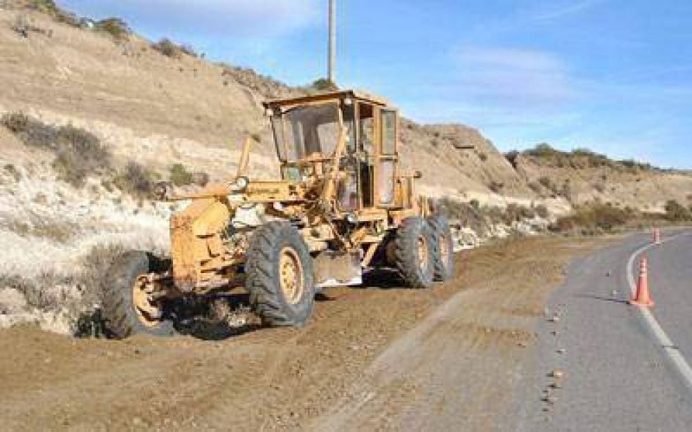 Realizan tareas de mantenimiento de las banquinas en el �Roque Gonz�lez�