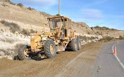 Realizan tareas de mantenimiento de las banquinas en el �Roque Gonz�lez�