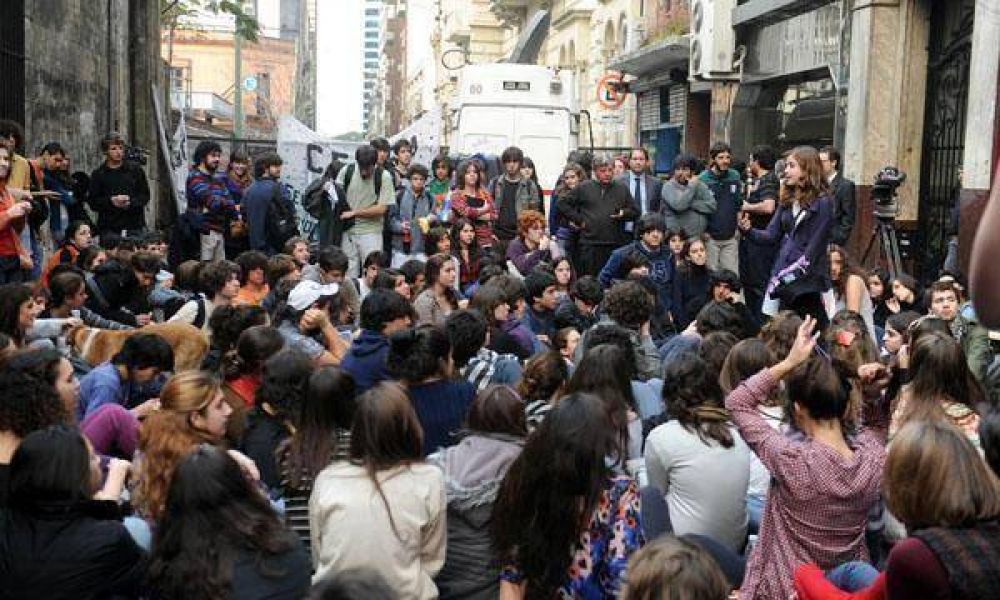 Los alumnos de las facultades y de los secundarios amenazan con paralizar toda la educaci�n