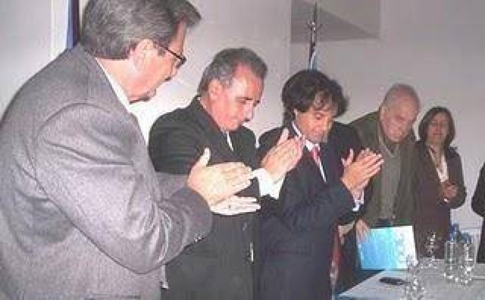 Inician obras de cloacas para Moquehu� y agua para Biaus Publicado por Administrador