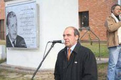 Descubrieron un monumento con su imagen a 20 a�os de su fallecimiento