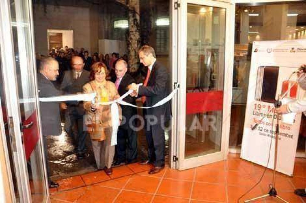 Comenz� la 19� Muestra Libros en Olavarr�a: Se suspendieron los paneles de Schujer y Mucci