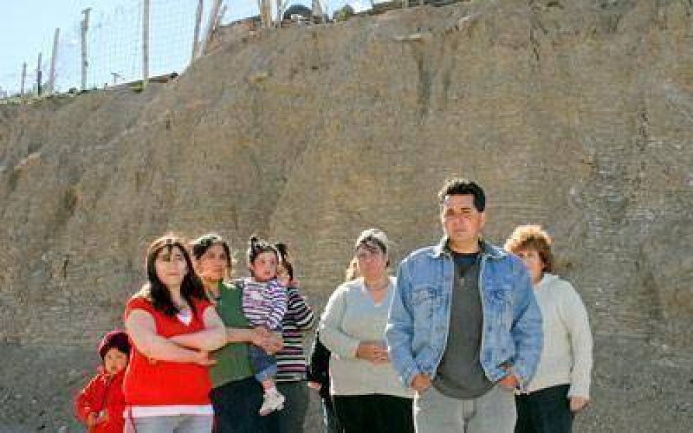 Vecinos del l�mite de dos barrios piden un muro de contenci�n