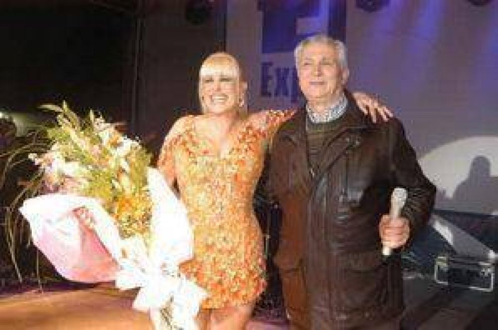 Valeria Lynch llen� de m�sica la Epsam 2010