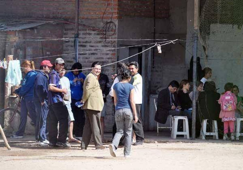 Provincia inspeccion� las obras en las que trabajan los paraguayos 