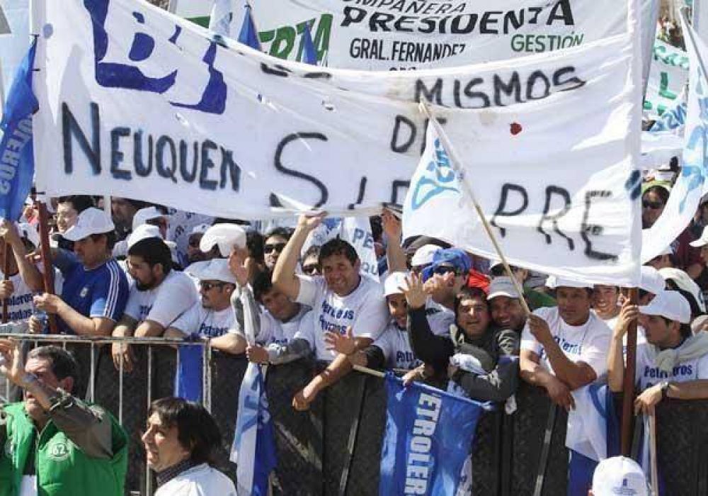 El color de la gente engalan� el acto