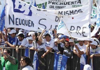 El color de la gente engalan� el acto