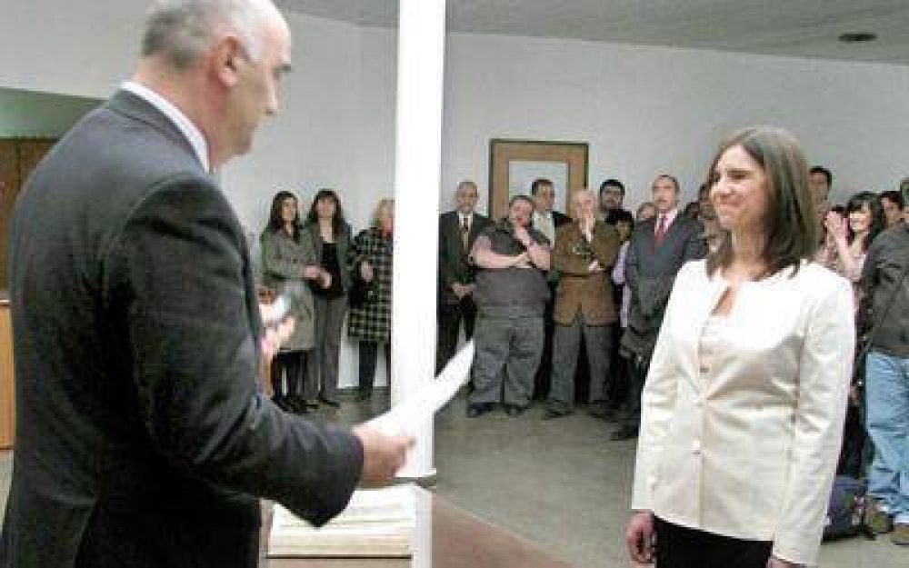 Connie Naves completa terna de jueces en C�mara Civil de Caleta