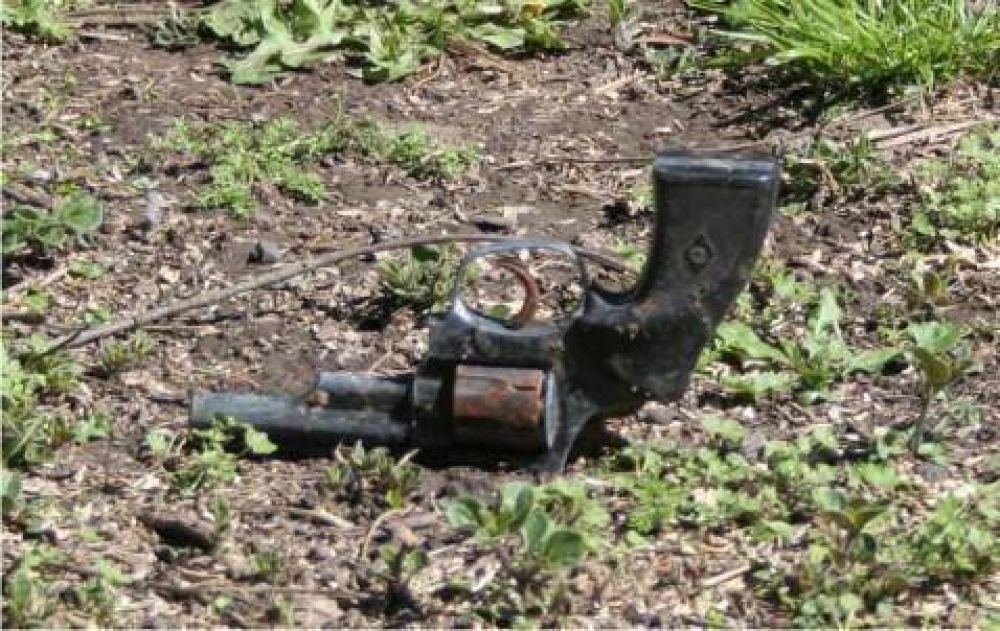 Alertados por un llamado telef�nico  El CIMoPU hall� un revolver en el Jard�n de Infantes N� 901