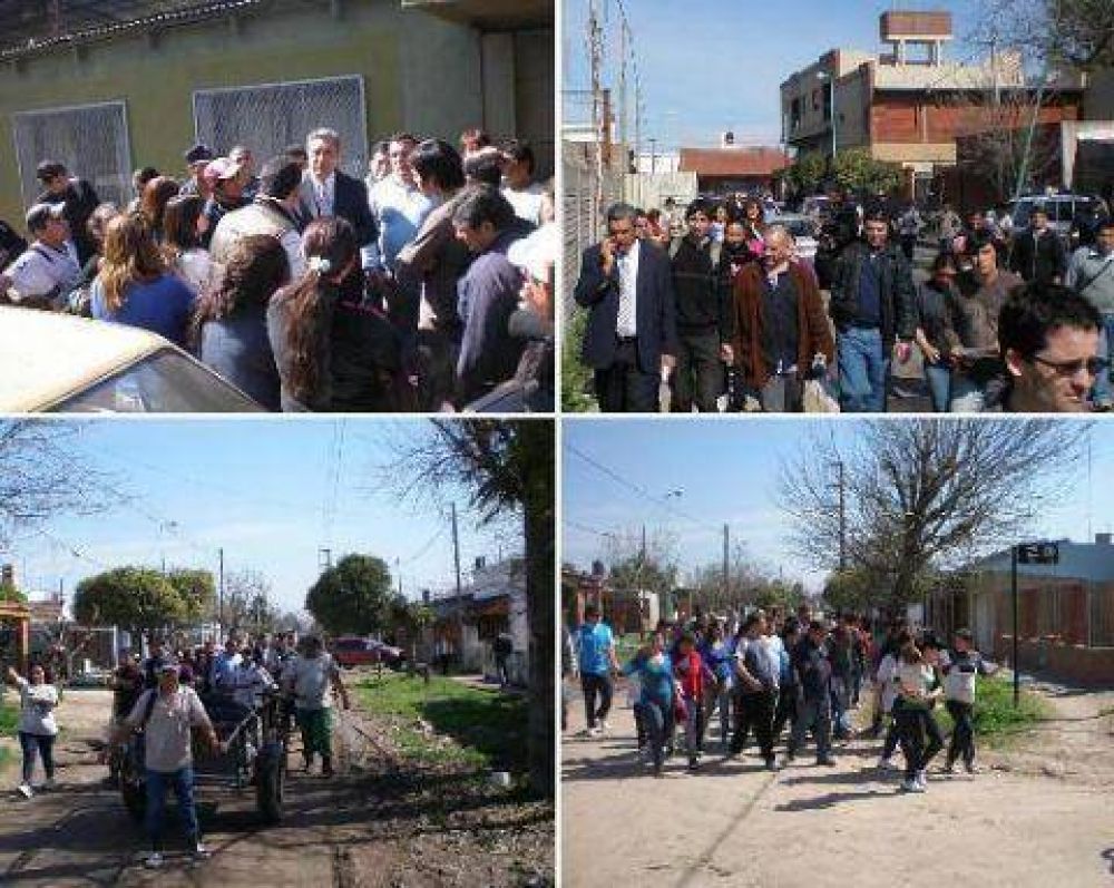 Visita esperada El intendente recorri� La Franja y se comprometi� a juntarse una vez a la semana a dar soluciones