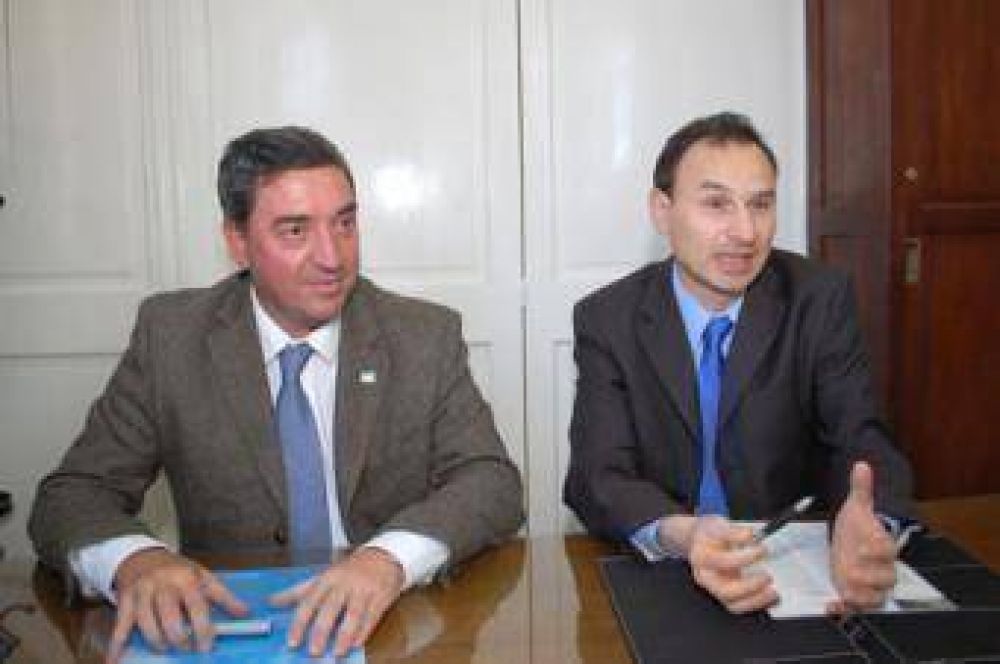 El intendente Bruera estuvo en Jun�n y firm� un convenio con la UNNOBA