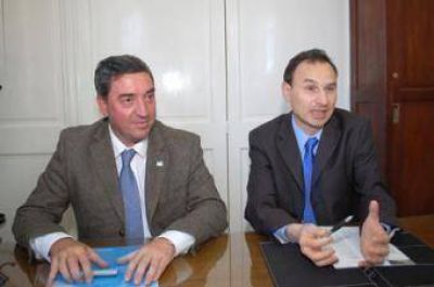 El intendente Bruera estuvo en Jun�n y firm� un convenio con la UNNOBA