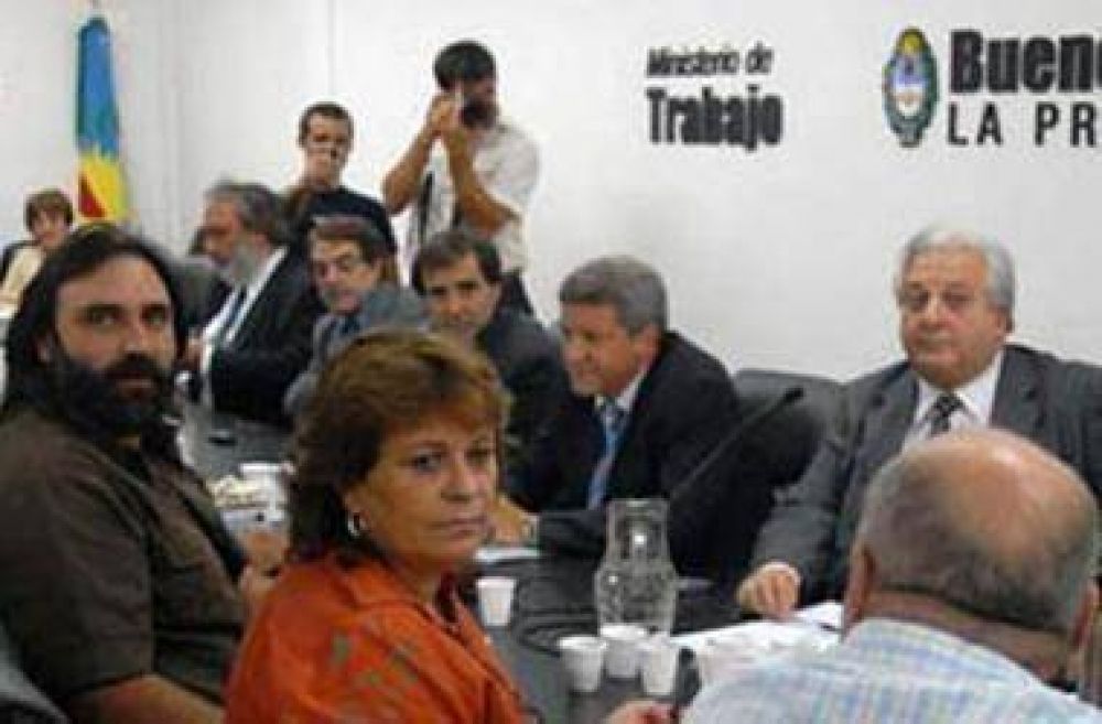 Docentes piden a Scioli "racionalidad" y que reabra las paritarias