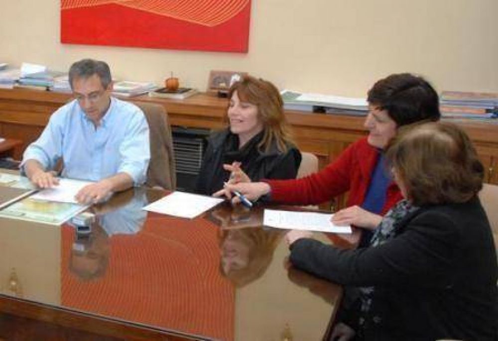 Eseverri firm� convenios de obra en el Colegio F�tima y en el Grupo Ilusiones