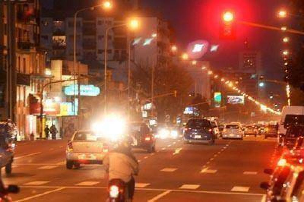 Desde octubre retendr�n el carn� de conducir a los que cruzan en rojo