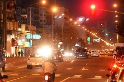 Desde octubre retendr�n el carn� de conducir a los que cruzan en rojo
