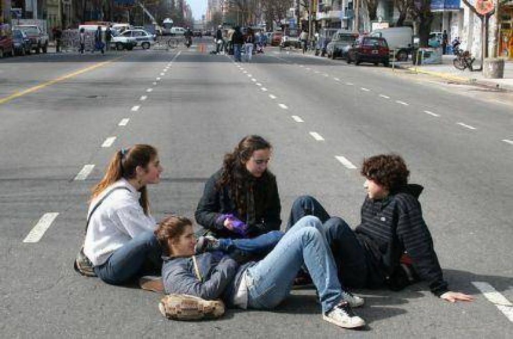 Alumnos del Polivalente reclamaron por urgentes mejoras edilicias manifestandose frente al Consejo Escolar