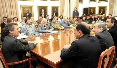 Reconocimiento a Urribarri por la Ley de Hipermercados en Entre R�os