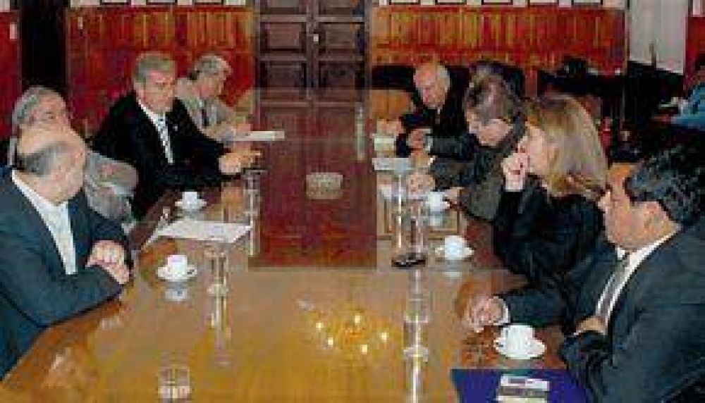 Invitar�n a Manzur y a Meyer al Parlamento del NOA en Salta