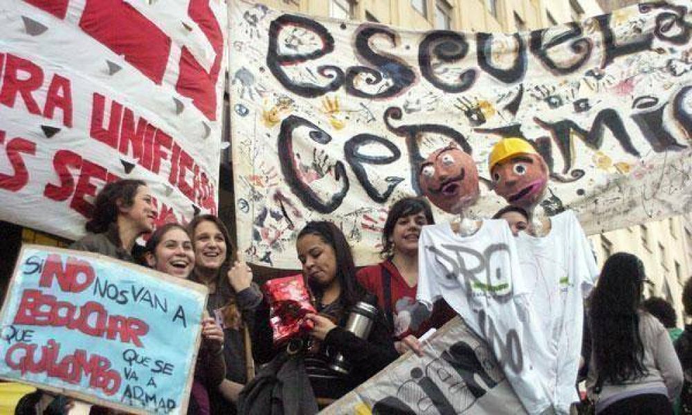 Se recrudece el conflicto por la toma de los colegios porte�os