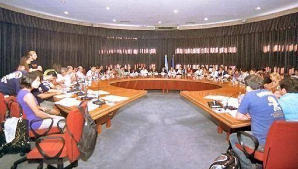 UNC: sin consenso, reparten 27,5 millones
