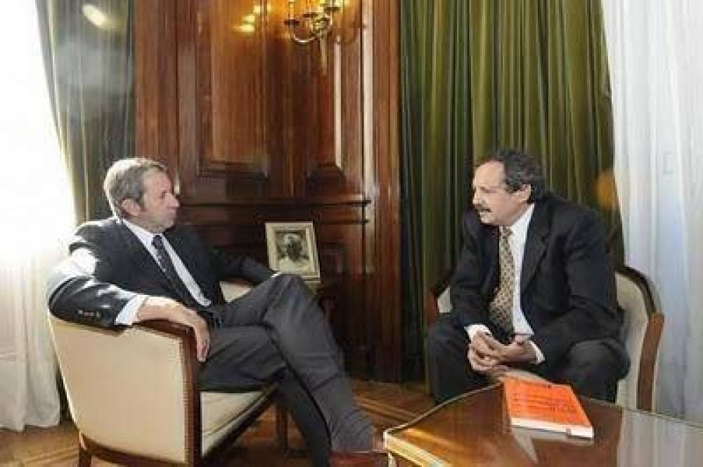 Cobos y Alfons�n almorzar�n a solas en Tucum�n