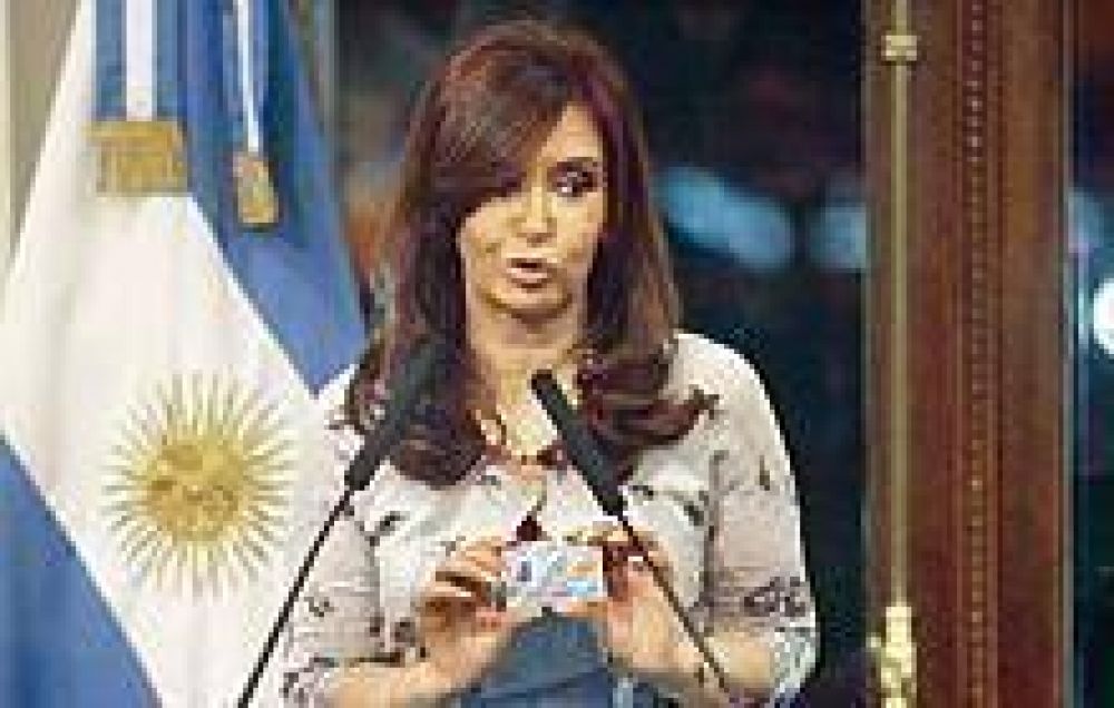 Cristina present� la Licencia �nica de Conducir y pidi� a la sociedad �responsabilidad� 