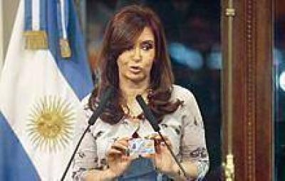 Cristina present� la Licencia �nica de Conducir y pidi� a la sociedad �responsabilidad� 