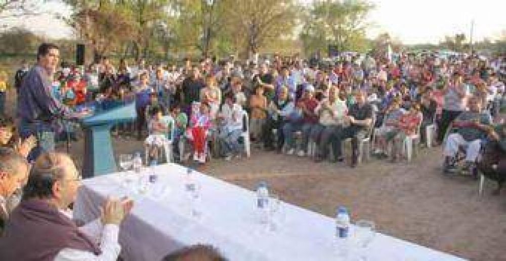 Capitanich entreg� t�tulos provisorios de propiedad en Fontana