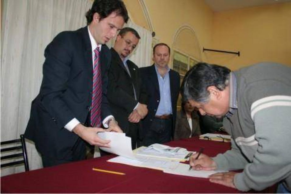 M�s de 100 vecinos cumplen el sue�o de la vivienda propia  El Municipio concret� un nuevo encuentro de Escrituraci�n Social