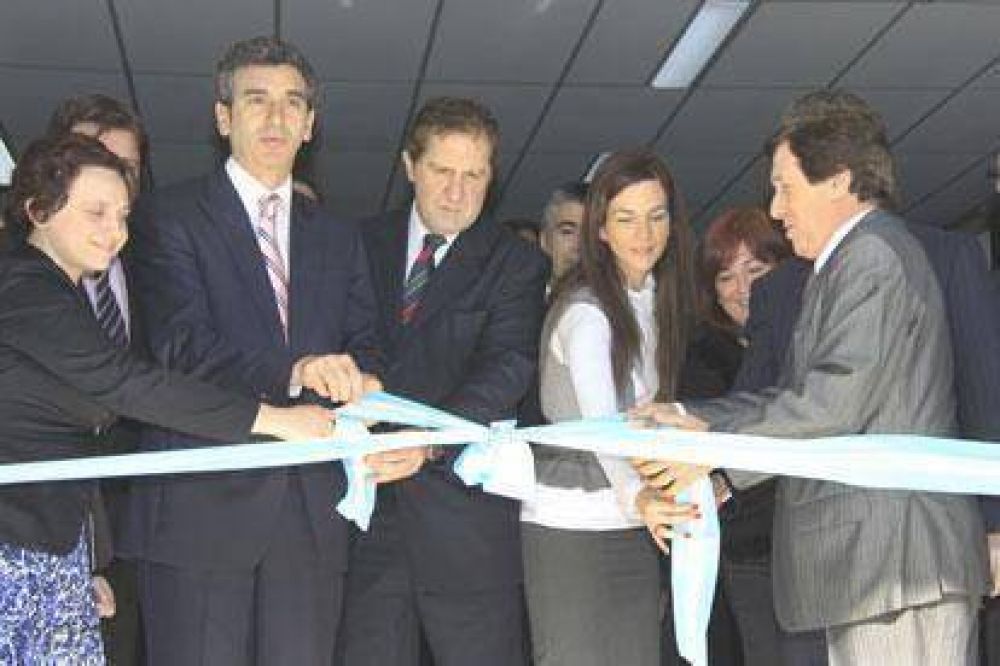 Randazzo y D�az P�rez inauguraron el Centro de Documentaci�n r�pida en Lan�s