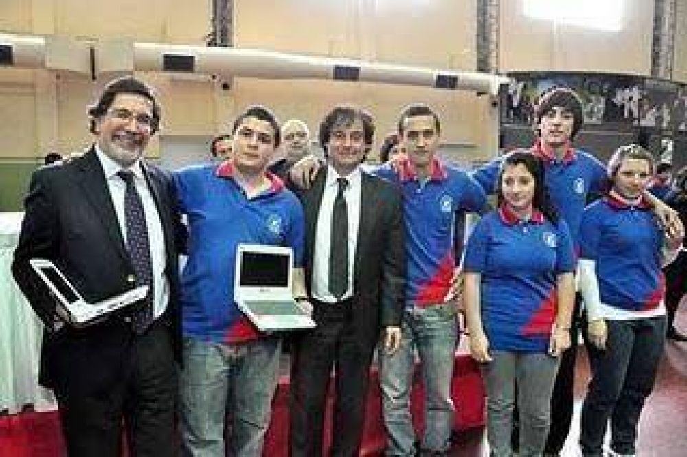 El ministro de Educaci�n de la Naci�n entreg� computadoras Publicado por Administrador