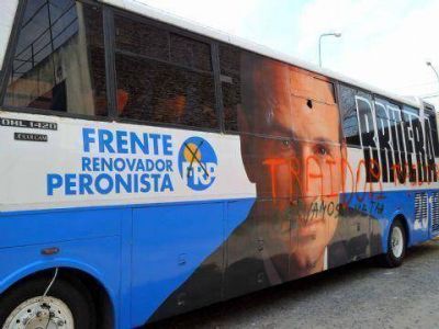 Rompieron y pintaron con amenazas un micro de Bruera