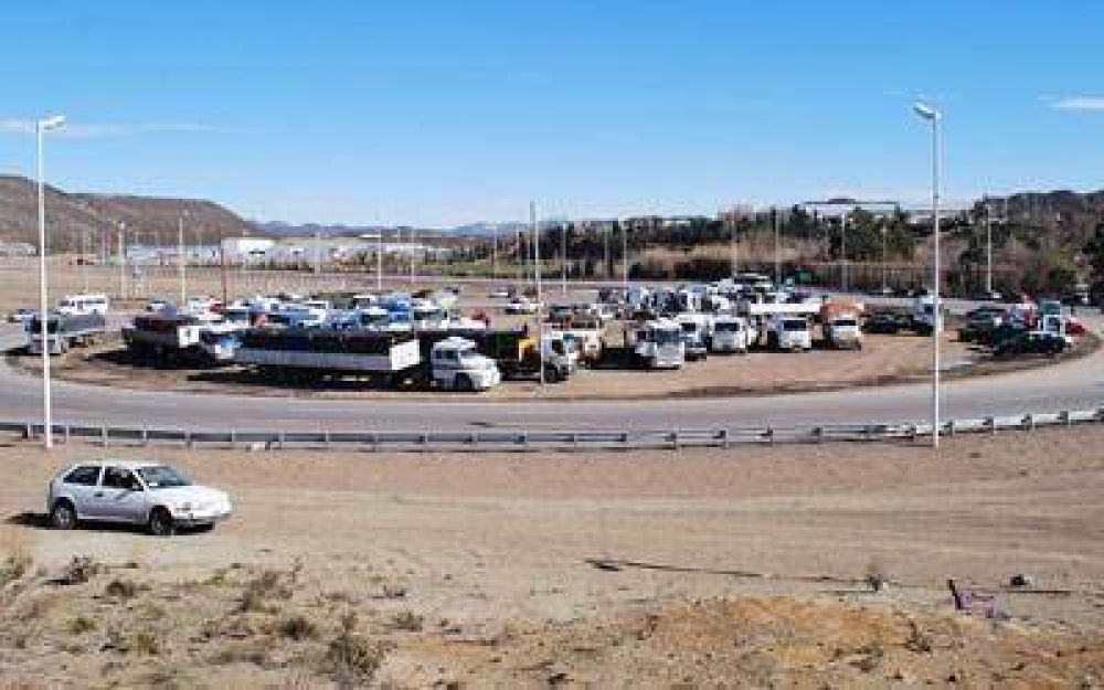 Los camioneros siguen bloqueando las rutas de acceso a los yacimientos