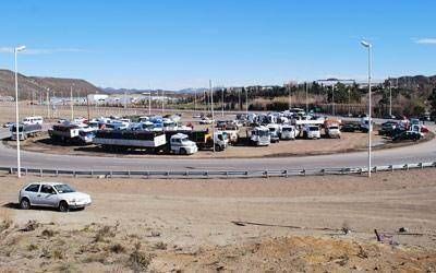 Los camioneros siguen bloqueando las rutas de acceso a los yacimientos